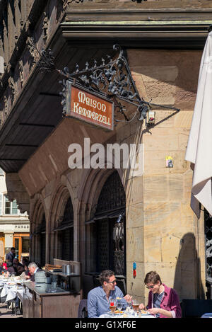 Strasburgo, alfresco terrazza ristorante, Maison Kammerzell casa medioevale, Alsazia, Francia, Europa Foto Stock