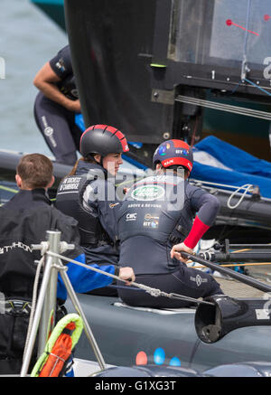 Sir Ben Ainslie e la Duchessa di Cambridge a bordo di una Coppa America catamarano durante una visita a Land Rover bar base Foto Stock