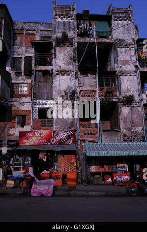 "L'edificio bianco " Un appartamento fatiscente edificio in Phnom Penh Cambogia. Credito: Kraig Lieb Foto Stock