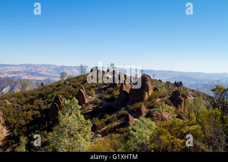 Collina con rocce in pinnacoli National Park in California su una caduta nel pomeriggio. Foto Stock