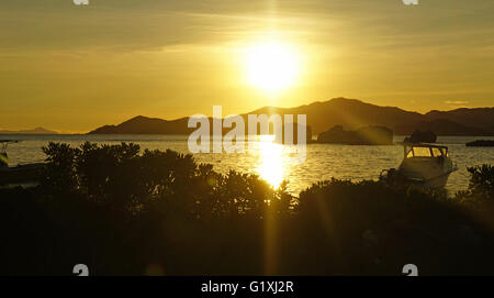 Un tramonto meraviglioso oltre oceano indiano sulle Seychelles Foto Stock