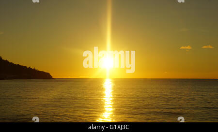 Un tramonto meraviglioso oltre oceano indiano sulle Seychelles Foto Stock