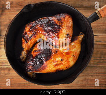 Pollo arrosto gambe su una padella in ghisa. Vista superiore Foto Stock