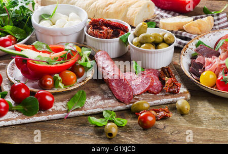 Antipasti su un rustico tagliere. Foto Stock