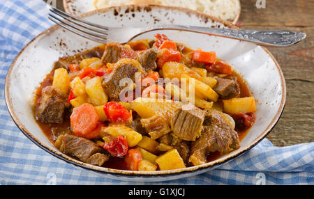 Stufato irlandese con verdure sul vecchio tavolo in legno. Vista superiore Foto Stock