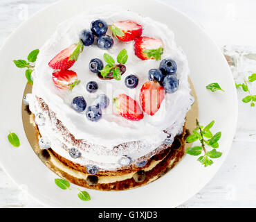 Torta con crema e fragole. Vista da sopra Foto Stock