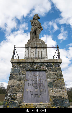 Admiral Lord Nelson memorial sullo Stretto di Menai Anglesey con placca dicendo Inghilterra si aspetta che ogni uomo farà il suo dovere. Foto Stock
