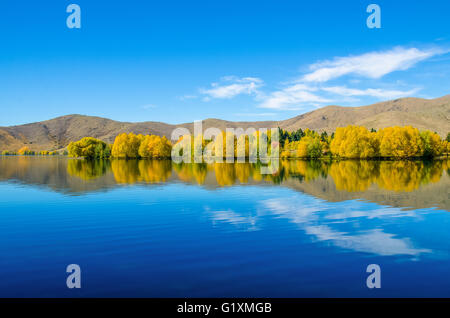 Autunno riflessioni a braccio Wairepo, Lago Ruataniwha in Nuova Zelanda. Foto Stock