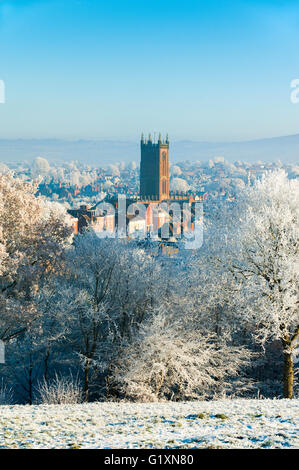 San Lorenzo la chiesa circondata da trasformata per forte gradiente gelo in inverno, visto da Whitcliffe a Ludlow, Shropshire, Inghilterra. Foto Stock