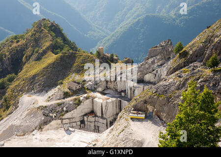 La lavorazione del marmo miniera nelle Alpi italiane vicino a Carrara in Toscana in Italia. Birds Eye view. Foto Stock