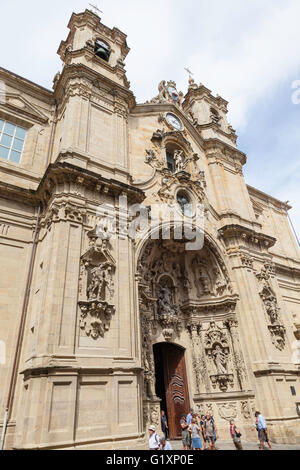 Prospetto della Basilica/Iglesia de Santa Maria del Coro, San Sebastian, Spagna che mostra le sculture e le statue religiose ornate Foto Stock