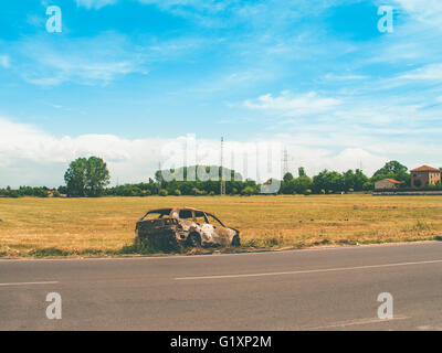 Auto bruciata e il campo Foto Stock