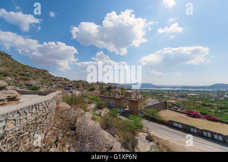 Vista della città di Ajmer in India con il cielo blu e nuvole formazione. Foto Stock