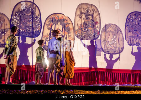 RATCHABURI THAILANDIA - 14 Aprile 2015: Il Cowskin mostra un uomo in possesso di un pattern di stencil. Spostando Cowskin la luce al gioco di ombre Foto Stock