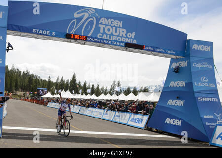 South Lake Tahoe, California, Stati Uniti d'America. 19 Maggio, 2016. Megan Guarnier equitazione per Boels-Dolmans Pro Cycling celebra come lei attraversa la linea del traguardo nel corso della XI Amgen tour della California 2016, stadio 1, South Lake Tahoe - California, il 19 maggio 2016. Credito: Louis Brunel/Alamy Live News Foto Stock