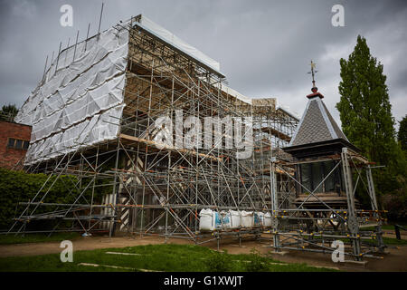 Esterno del ponteggio coperto architecture​ storico Wythenshawe Hall di South Manchester Inghilterra England Regno Unito esterno dopo i danni di un incendio causato da incendio doloso paese GB UK Gran Bretagna British Regno Unito Europa Occidentale Unione europea isola Inghilterra inglese isola nord nord-ovest Gtr Greater Manchester Lancashire County lancs Cheshire centro storico edificio di riferimento turistici giornata di turismo Visitare il luogo di attrazione e per il divertimento di tutta la famiglia il luogo di intrattenimento giornata di gita avventura vacanza destinazione luogo di ricreazione storica pietra miliare di luoghi storici e le cose attrazione culturale patrimonio di cultura attività holid Foto Stock