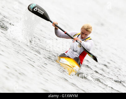 Duisburg, Germania. Il 20 maggio 2016. Sabine Volz dalla Germania durante la gara di qualificazione K1 donna 200 metro durante il pre-corre e semifinali in occasione della Coppa del Mondo della regata a Duisburg in Germania, 20 maggio 2016. Foto: ROLAND WEIHRAUCH/dpa/Alamy Live News Foto Stock