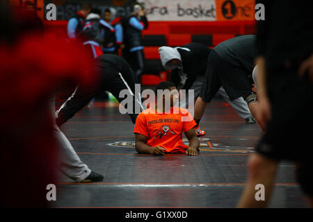 Massillon, Ohio, Stati Uniti d'America. 30 gen, 2016. hen Sion rasoio high school di carriera di wrestling si è conclusa lo scorso mese, ha abbracciato il suo allenatore come la folla rose ai suoi piedi. È un momento che potrebbe benissimo essere la scena finale in un filmato un giorno -- che sia come la miracolosa del rasoio la vita è stata a questo punto.rasoio è nato a Columbus, Ohio, nel 1997 -- senza gambe. Egli aveva caudale sindrome di regressione, una condizione che riguarda lo sviluppo della metà inferiore del corpo. Egli è stato dato per l adozione di un bambino, muovendo da Foster home per favorire a casa da scuola a scuola e a lui non piace dire molto mor Foto Stock