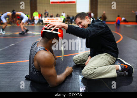 Massillon, Ohio, Stati Uniti d'America. 30 gen, 2016. hen Sion rasoio high school di carriera di wrestling si è conclusa lo scorso mese, ha abbracciato il suo allenatore come la folla rose ai suoi piedi. È un momento che potrebbe benissimo essere la scena finale in un filmato un giorno -- che sia come la miracolosa del rasoio la vita è stata a questo punto.rasoio è nato a Columbus, Ohio, nel 1997 -- senza gambe. Egli aveva caudale sindrome di regressione, una condizione che riguarda lo sviluppo della metà inferiore del corpo. Egli è stato dato per l adozione di un bambino, muovendo da Foster home per favorire a casa da scuola a scuola e a lui non piace dire molto mor Foto Stock