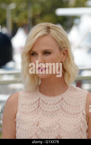 Cannes, Francia. Il 20 maggio 2016. L'attrice Charlize Theron assiste 'l'ultima Face' Photocall durante la sessantanovesima annuale di Cannes Film Festival presso il Palais des Festivals il 20 maggio 2016 a Cannes, Francia. Credito: Federico Injimbert/ZUMA filo/Alamy Live News Foto Stock