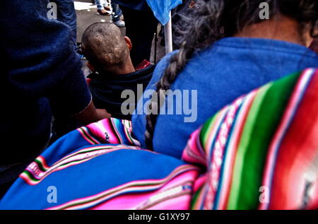 Apr 26, 2016 - La Paz in Bolivia - portatori di handicap protestare in Bolivia. Un piccolo gruppo di persone portatrici di handicap tentare di accedere a una strada a due isolati di distanza dal Palazzo Presidenziale, pesantemente protetti dalla polizia anti-disturba task force. Un sacco di loro cominciano a chiedere denaro per le strade di tornare alle loro città all'interno del paese dopo la mancata partecipazione e avere un colloquio con il Presidente Il Presidente Morales.Il 24 aprile 2016, una di persone portatrici di handicap del movimento nazionale marcia di protesta è venuto a La Paz, protestando per ottenere un 500 Bs mensile bonus vita fro central Presidente Morales government.Coming da tutte dep Foto Stock