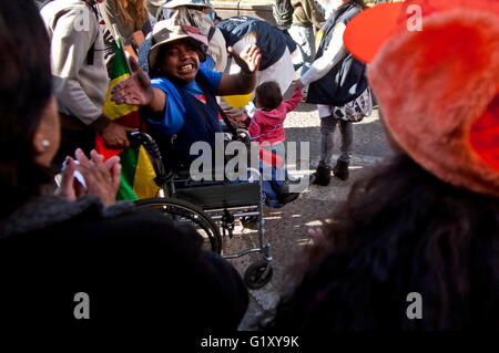 Apr 26, 2016 - La Paz in Bolivia - Handicappati marcia di protesta è ricevuto dal popolo di La Paz in Bolivia. portatori di handicap protestare a La Paz, in Bolivia. Un aproximatively 2500 minorati da tutto il paese arriva a La Paz per chiedere al Presidente Morales di governo per un minimo di bonus superstite, e in generale una petizione per ottenere norme internazionali per tutto il paese le persone con disturbi mentali o condizioni fisiche di essere raccomandata come i portatori di handicap e di ottenere un minimo di assistenza. In Bolivia, ci sono nessun registro ufficiale delle persone portatrici di handicap nore organizzazione reale. All'interno del paese, i casi vengono nascoste o sconosciuta ma muc Foto Stock