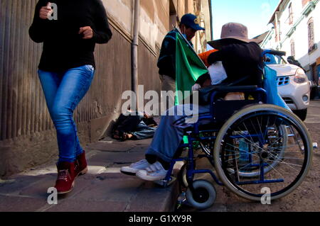 Apr 26, 2016 - La Paz in Bolivia - portatori di handicap protestare in Bolivia. Un piccolo gruppo di persone portatrici di handicap tentare di accedere a una strada a due isolati di distanza dal Palazzo Presidenziale, pesantemente protetti dalla polizia anti-disturba task force. Un sacco di loro cominciano a chiedere denaro per le strade di tornare alle loro città all'interno del paese dopo la mancata partecipazione e avere un colloquio con il Presidente Il Presidente Morales.Il 24 aprile 2016, una di persone portatrici di handicap del movimento nazionale marcia di protesta è venuto a La Paz, protestando per ottenere un 500 Bs mensile bonus vita fro central Presidente Morales government.Coming da tutte dep Foto Stock