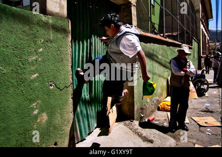 Apr 26, 2016 - La Paz in Bolivia - portatori di handicap protestare in Bolivia. Un piccolo gruppo di persone portatrici di handicap tentare di accedere a una strada a due isolati di distanza dal Palazzo Presidenziale, pesantemente protetti dalla polizia anti-disturba task force. Un sacco di loro cominciano a chiedere denaro per le strade di tornare alle loro città all'interno del paese dopo la mancata partecipazione e avere un colloquio con il Presidente Il Presidente Morales.Il 24 aprile 2016, una di persone portatrici di handicap del movimento nazionale marcia di protesta è venuto a La Paz, protestando per ottenere un 500 Bs mensile bonus vita fro central Presidente Morales government.Coming da tutte dep Foto Stock