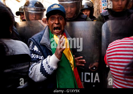 Apr 26, 2016 - La Paz in Bolivia - portatori di handicap protestare in Bolivia. Un piccolo gruppo di persone portatrici di handicap tentare di accedere a una strada a due isolati di distanza dal Palazzo Presidenziale, pesantemente protetti dalla polizia anti-disturba task force. Un sacco di loro cominciano a chiedere denaro per le strade di tornare alle loro città all'interno del paese dopo la mancata partecipazione e avere un colloquio con il Presidente Il Presidente Morales.Il 24 aprile 2016, una di persone portatrici di handicap del movimento nazionale marcia di protesta è venuto a La Paz, protestando per ottenere un 500 Bs mensile bonus vita fro central Presidente Morales government.Coming da tutte dep Foto Stock