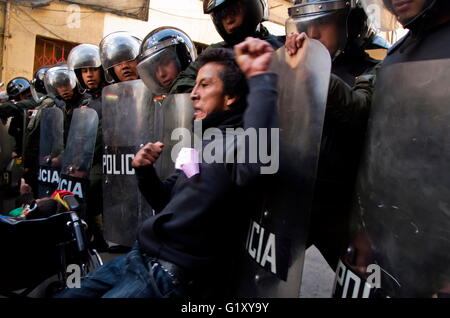 Apr 26, 2016 - La Paz in Bolivia - portatori di handicap protestare in Bolivia. Un piccolo gruppo di persone portatrici di handicap tentare di accedere a una strada a due isolati di distanza dal Palazzo Presidenziale, pesantemente protetti dalla polizia anti-disturba task force. Un sacco di loro cominciano a chiedere denaro per le strade di tornare alle loro città all'interno del paese dopo la mancata partecipazione e avere un colloquio con il Presidente Il Presidente Morales.Il 24 aprile 2016, una di persone portatrici di handicap del movimento nazionale marcia di protesta è venuto a La Paz, protestando per ottenere un 500 Bs mensile bonus vita fro central Presidente Morales government.Coming da tutte dep Foto Stock