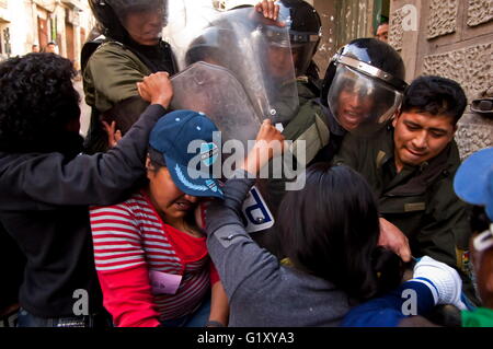 Apr 26, 2016 - La Paz in Bolivia - portatori di handicap protestare in Bolivia. Un piccolo gruppo di persone portatrici di handicap tentare di accedere a una strada a due isolati di distanza dal Palazzo Presidenziale, pesantemente protetti dalla polizia anti-disturba task force. Un sacco di loro cominciano a chiedere denaro per le strade di tornare alle loro città all'interno del paese dopo la mancata partecipazione e avere un colloquio con il Presidente Il Presidente Morales.Il 24 aprile 2016, una di persone portatrici di handicap del movimento nazionale marcia di protesta è venuto a La Paz, protestando per ottenere un 500 Bs mensile bonus vita fro central Presidente Morales government.Coming da tutte dep Foto Stock