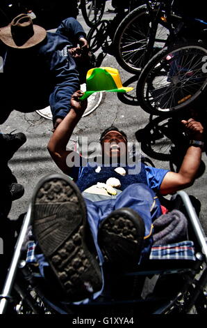 Apr 26, 2016 - La Paz in Bolivia - portatori di handicap protestare in Bolivia. Un piccolo gruppo di persone portatrici di handicap tentare di accedere a una strada a due isolati di distanza dal Palazzo Presidenziale, pesantemente protetti dalla polizia anti-disturba task force. Un sacco di loro cominciano a chiedere denaro per le strade di tornare alle loro città all'interno del paese dopo la mancata partecipazione e avere un colloquio con il Presidente Il Presidente Morales.Il 24 aprile 2016, una di persone portatrici di handicap del movimento nazionale marcia di protesta è venuto a La Paz, protestando per ottenere un 500 Bs mensile bonus vita fro central Presidente Morales government.Coming da tutte dep Foto Stock