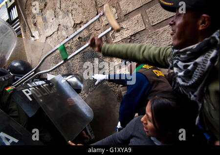 Apr 26, 2016 - La Paz in Bolivia - portatori di handicap protestare in Bolivia. Un piccolo gruppo di persone portatrici di handicap tentare di accedere a una strada a due isolati di distanza dal Palazzo Presidenziale, pesantemente protetti dalla polizia anti-disturba task force. Un sacco di loro cominciano a chiedere denaro per le strade di tornare alle loro città all'interno del paese dopo la mancata partecipazione e avere un colloquio con il Presidente Il Presidente Morales.Il 24 aprile 2016, una di persone portatrici di handicap del movimento nazionale marcia di protesta è venuto a La Paz, protestando per ottenere un 500 Bs mensile bonus vita fro central Presidente Morales government.Coming da tutte dep Foto Stock