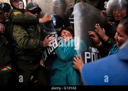 Apr 26, 2016 - La Paz in Bolivia - portatori di handicap protestare in Bolivia. Un piccolo gruppo di persone portatrici di handicap tentare di accedere a una strada a due isolati di distanza dal Palazzo Presidenziale, pesantemente protetti dalla polizia anti-disturba task force. Un sacco di loro cominciano a chiedere denaro per le strade di tornare alle loro città all'interno del paese dopo la mancata partecipazione e avere un colloquio con il Presidente Il Presidente Morales.Il 24 aprile 2016, una di persone portatrici di handicap del movimento nazionale marcia di protesta è venuto a La Paz, protestando per ottenere un 500 Bs mensile bonus vita fro central Presidente Morales government.Coming da tutte dep Foto Stock