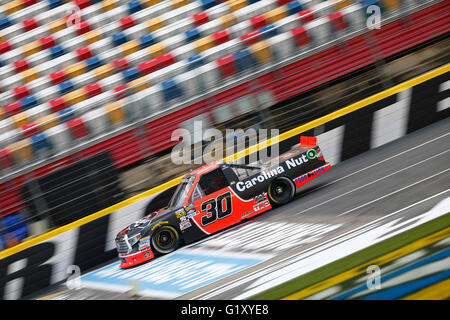 Concord, NC, Stati Uniti d'America. 19 Maggio, 2016. Concord, NC - 19 Maggio 2016: Jesse poco (30) pratiche per l'istruzione NC Lottery 200 al Charlotte Motor Speedway in concordia, NC. © csm/Alamy Live News Foto Stock