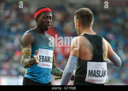 Ostrava, Repubblica Ceca. Il 20 maggio 2016. Atleta giamaicano Javon Francesco (sinistra) ha vinto nei 400 metri ostacoli durante il Golden Spike meeting di atletica a Ostrava, Repubblica Ceca, Venerdì, 20 maggio 2016. Foto di destra terzi posti Pavel Maslak dalla Repubblica ceca. Credito: Jaroslav Ozana/CTK foto/Alamy Live News Foto Stock