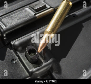 Brea, California, Stati Uniti d'America. Il 9 febbraio, 2016. Giovedì 19 Maggio la California State Senato ha approvato un pacchetto di pistola rigorosa legislazione in materia di controllo. In aggiunta a un divieto legale in precedenza alta capacità riviste, il che necessitano di controlli in background e consente di acquistare munizioni, le leggi riclassificare precedentemente fucili legali come arma d'assalto. Fucili a canna rigata wth caricatori rimovibili non poteva più essere venduto e attuali proprietari sarebbe per registrarli come arma d'assalto. Il cosiddetto "bullet" pulsante di rilascio del caricatore potrebbe anche essere efficacemente vietato. Nella foto; un AR-15 style fucile con pulsante bullet ma Foto Stock