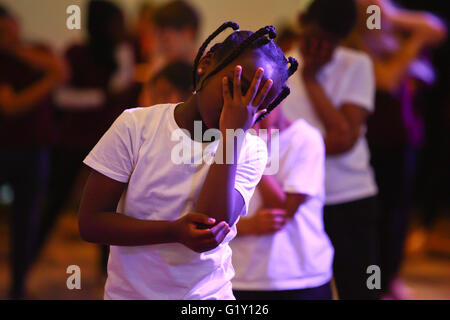 SouthBank, Londra, Regno Unito. Il 20 maggio 2016. Oltre 150 bambini in età scolare da Heatbrook primario, Charlotte Sharman primario, Frati primario e Surrey Square primario di prendere parte al grande ballo parte dell'Alchimia Festival di SouthBank. Oltre 40.000 persone in 43 paesi in tutto il mondo prendono parte al grande evento di danza, che è stato appositamente preparato la coreografia da Akram Khan. Questo anno è il finale del grande ballo, festeggia i dieci anni di grassroots e comunità di danza. Credito: Dinendra Haria/Alamy Live News Foto Stock