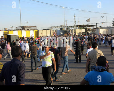 Baghdad. Il 20 maggio 2016. Manifestanti tempesta la pesantemente fortificata Zona verde nel centro di Baghdad in Iraq il 20 maggio 2016. Centinaia di anti-corruzione protestando seguaci del chierico sciita Moqtada al-Sadr Venerdì iniziato il ritiro dalla pesantemente fortificata Zona verde nel centro di Bagdad, dopo 58 di loro sono stati feriti dai gas lacrimogeni e pallottole di live dalle forze di sicurezza. Credito: Khalil Dawood/Xinhua/Alamy Live News Foto Stock