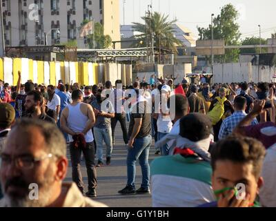 Baghdad. Il 20 maggio 2016. Manifestanti tempesta la pesantemente fortificata Zona verde nel centro di Baghdad in Iraq il 20 maggio 2016. Centinaia di anti-corruzione protestando seguaci del chierico sciita Moqtada al-Sadr Venerdì iniziato il ritiro dalla pesantemente fortificata Zona verde nel centro di Bagdad, dopo 58 di loro sono stati feriti dai gas lacrimogeni e pallottole di live dalle forze di sicurezza. Credito: Khalil Dawood/Xinhua/Alamy Live News Foto Stock