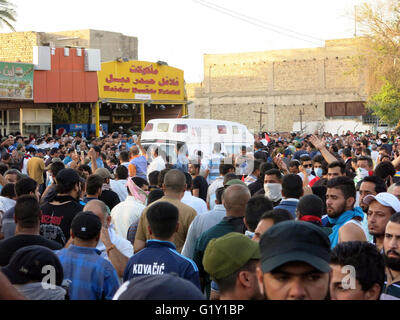 Baghdad. Il 20 maggio 2016. Manifestanti tempesta la pesantemente fortificata Zona verde nel centro di Baghdad in Iraq il 20 maggio 2016. Centinaia di anti-corruzione protestando seguaci del chierico sciita Moqtada al-Sadr Venerdì iniziato il ritiro dalla pesantemente fortificata Zona verde nel centro di Bagdad, dopo 58 di loro sono stati feriti dai gas lacrimogeni e pallottole di live dalle forze di sicurezza. Credito: Khalil Dawood/Xinhua/Alamy Live News Foto Stock