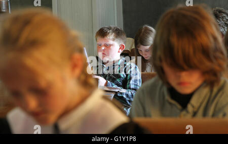 Miglia, Iowa, USA. 19 Maggio, 2016. Ivan Lant opere sulla sua lezione di lettura durante il giorno presso la vecchia Teeds Grove n. 3 la scuola a motivi di trebbiatura in miglia, Iowa Giovedì, 19 maggio 2016. Credito: Kevin E. Schmidt/Quad-City volte/ZUMA filo/Alamy Live News Foto Stock