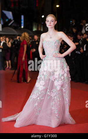 Cannes, Francia. Il 20 maggio 2016. Membro del cast Elle Fanning pone sul tappeto rosso prima della premiere del film "Il Neon di Demon' in concorrenza alla sessantanovesima Cannes Film Festival di Cannes, Francia, il 20 maggio 2016. Credito: Jin Yu/Xinhua/Alamy Live News Foto Stock