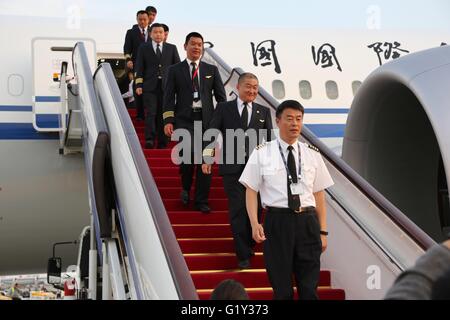 Pechino, Cina. 21 Maggio, 2016. I membri dell'equipaggio a piedi verso il basso a partire da un Boeing Dreamliner 787-9 sotto aria banner di Cina a Pechino Capitale della Cina. Air China ha preso in consegna il primo Boeing Dreamliner 787-9 su maggio 20, rendendo l'aria Cina la prima compagnia aerea cinese per azionare il Boeing Dreamliner 787-9. La aeromobili a fusoliera larga avrà inizio il 26 maggio a volare il percorso da Pechino a Chengdu, Cina sud-occidentale della provincia di Sichuan. Air China si aspetta di ricevere tutti i quindici Boeing 787-9 Dreamliners da 2018. Credito: Fu Qi/Xinhua/Alamy Live News Foto Stock