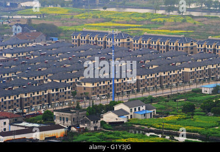 Hangzhou. Xi Apr, 2016. Foto realizzata il 11 aprile 2016 mostra una nuova comunità rurali nel distretto Nanxun di Huzhou, est della Cina di Provincia dello Zhejiang. Il tasso di urbanizzazione della popolazione residente nel Zhejiang ha raggiunto 65,8 percento, 15 punti percentuali in più rispetto alla nazione di media. © Tan Jin/Xinhua/Alamy Live News Foto Stock