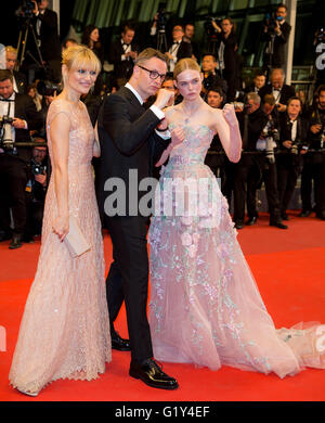 Nicolas Winding Refn, Liv Corfixen, Elle Fanning regista e attrice il demone al neon. Premiere 69 Th Cannes Film Festival Cannes, Francia 21 maggio 2016 Diw credito90733: Allstar Picture Library/Alamy Live News Foto Stock