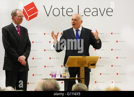 Newport, Isle of Wight, Regno Unito. Il 20 maggio 2016. Iain Duncan Smith MP parla di un voto lasciare rally al Christ King College sull' isola di Wight come locale MP Andrew Turner si affaccia sul credito: Darren Toogood/Alamy Live News Foto Stock