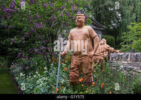 Londra, Regno Unito. 21 maggio 2016. Nella foto: sculture in legno di giovani che hanno sperimentato la meningite in la meningite ora giardino Futures. Sono in corso i preparativi per la mostra Giardini e le composizioni floreali della RHS Chelsea Flower Show. Il 2016 Chelsea Flower Show apre al pubblico il Martedì, 24 maggio 2016. Credito: Immagini vibranti/Alamy Live News Foto Stock