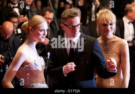 Cannes, Francia. Il 20 maggio 2016. L'attrice Elle Fanning, direttore di Nicolas Winding Refn e Liv Corfixen al gala screening per il film il demone al Neon alla sessantanovesima Cannes Film Festival, venerdì 20 maggio 2016, Cannes, Francia. Credito: Doreen Kennedy/Alamy Live News Foto Stock