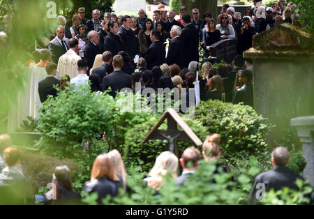 Bonn, Germania. 21 Maggio, 2016. Lutto al cimitero dopo il funerale di un vitcim di un attacco di battitura, Niklas P, a Bonn, Germania, 21 Maggio 2016.Foto: Il funerale ha avuto luogo nel quartiere di Bad Godesberg . HENNING KAISER/DPA/Alamy Live News Foto Stock